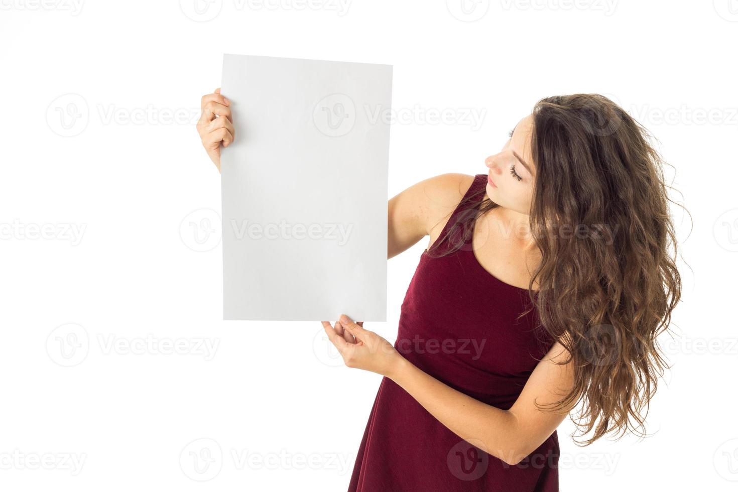 meisje in rood jurk met wit aanplakbiljet foto