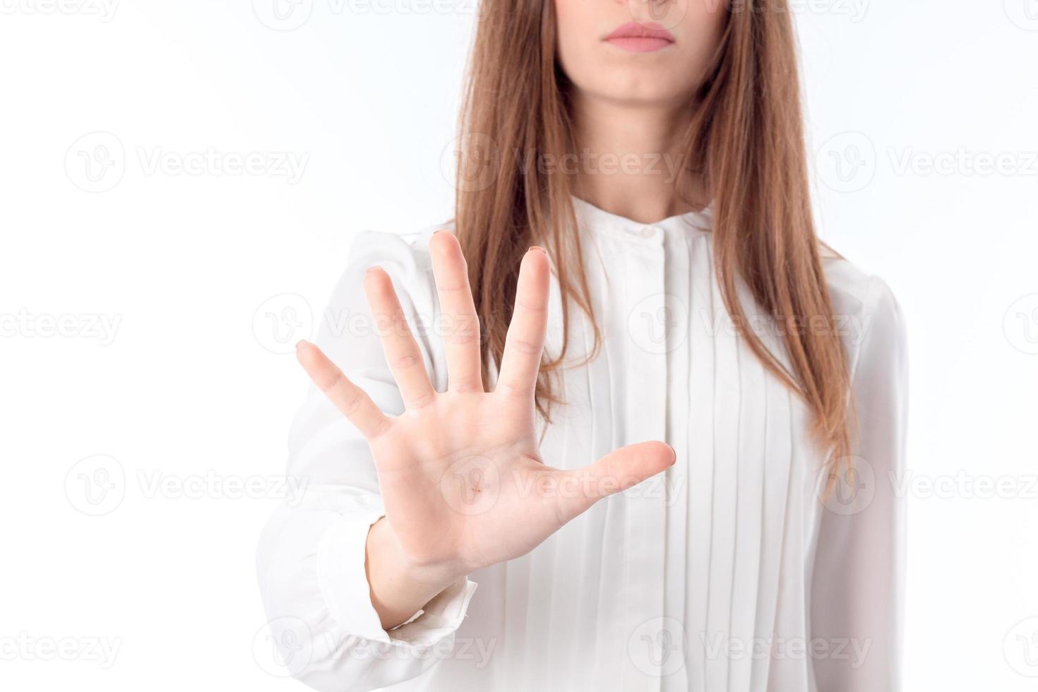 de meisje uitgerekt haar hand- vooruit en shows een met vingers verspreiding foto