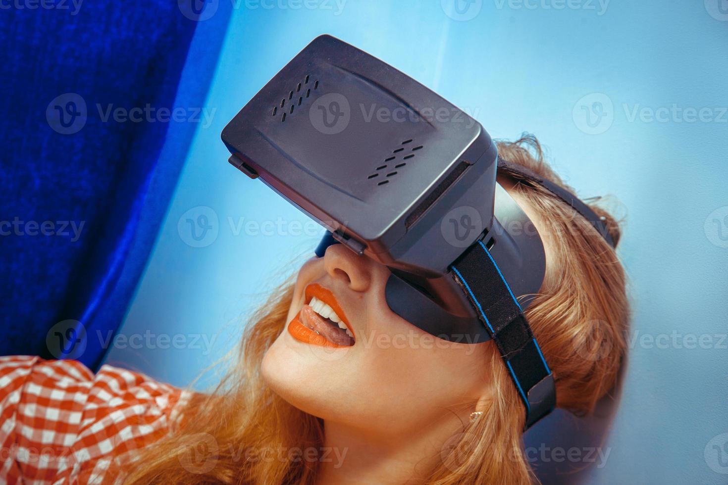 vrouw in vr helm foto