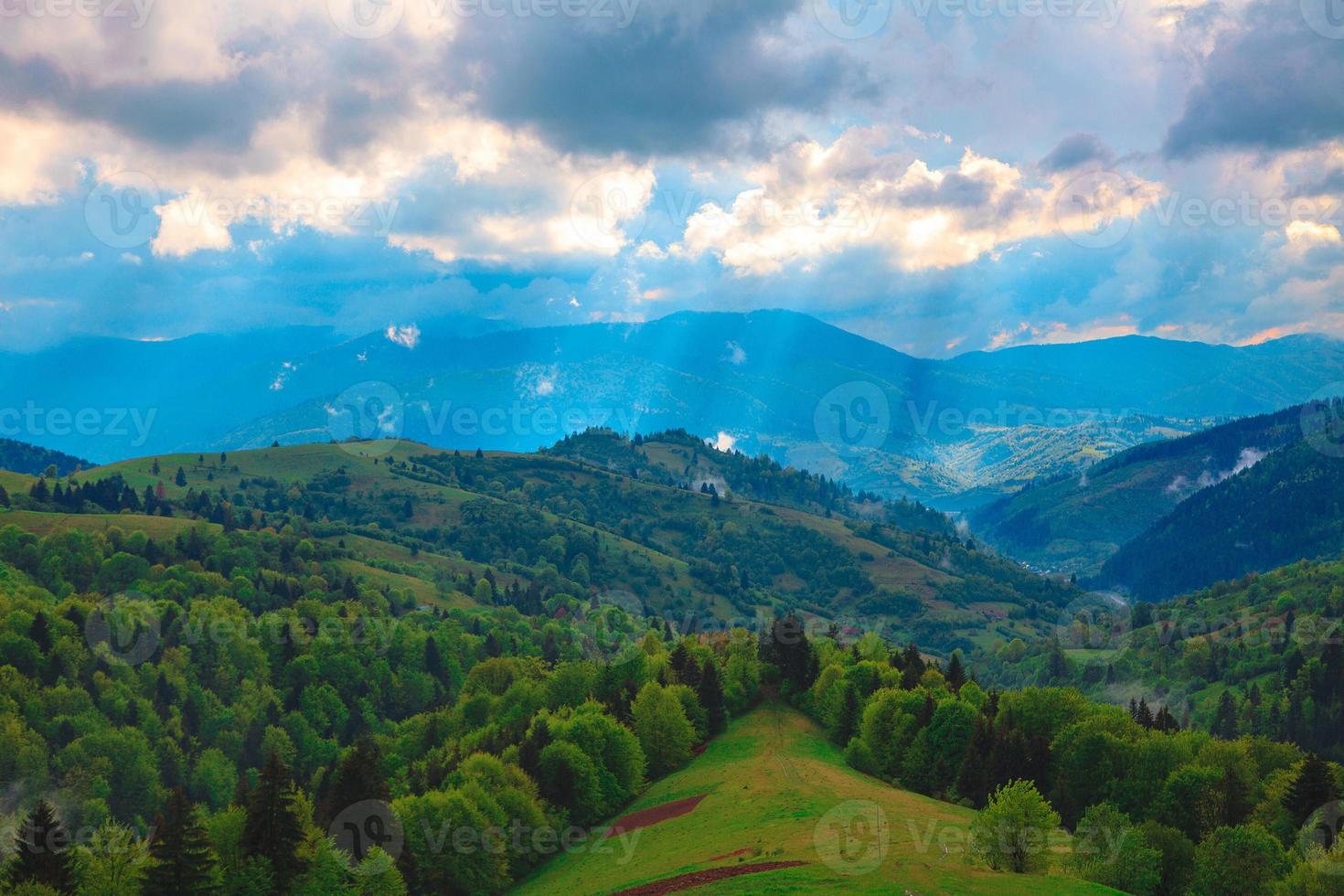 berg landschap met zon stralen foto