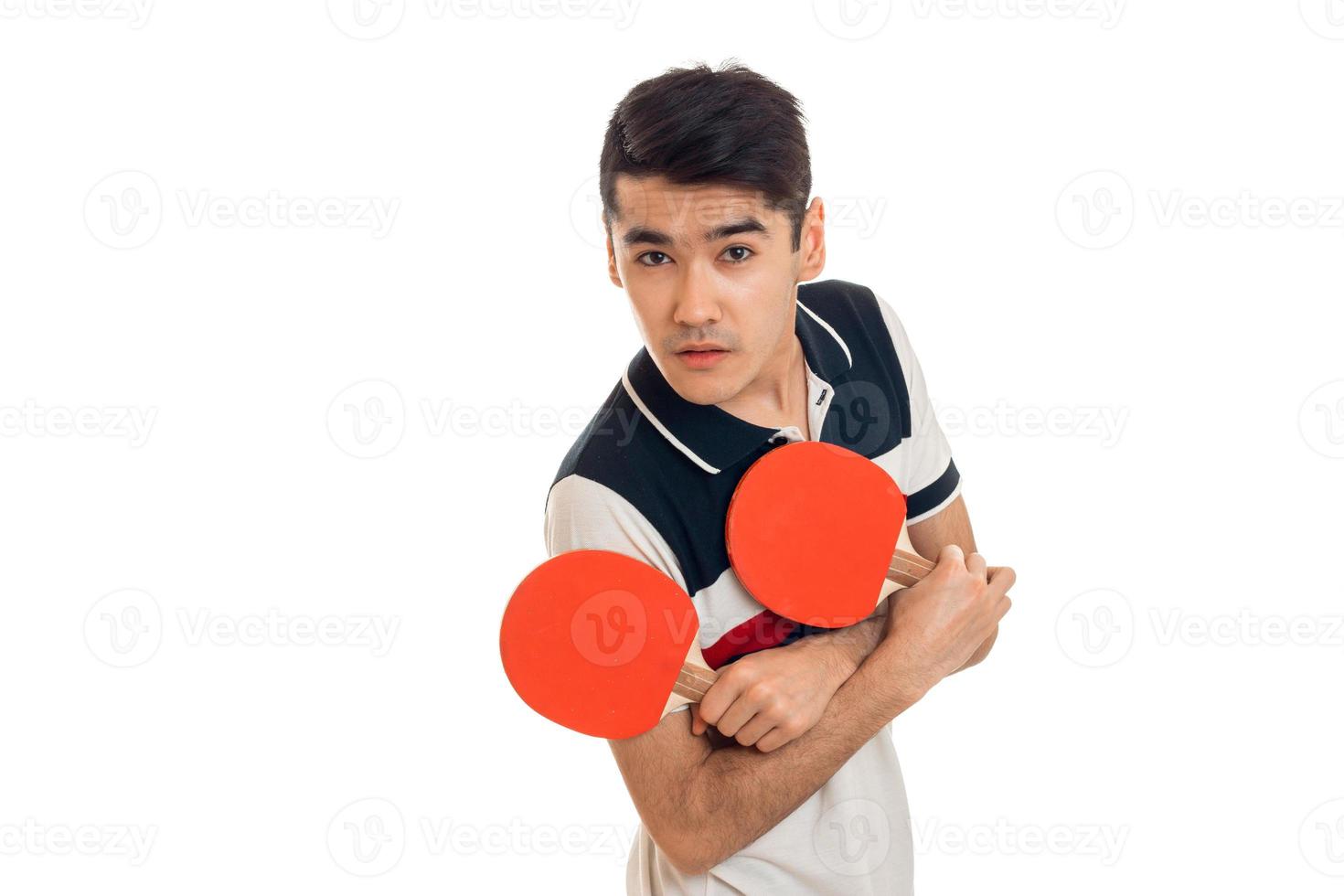 portret van jong sportman beoefenen tafel tennis in uniform geïsoleerd Aan wit achtergrond foto