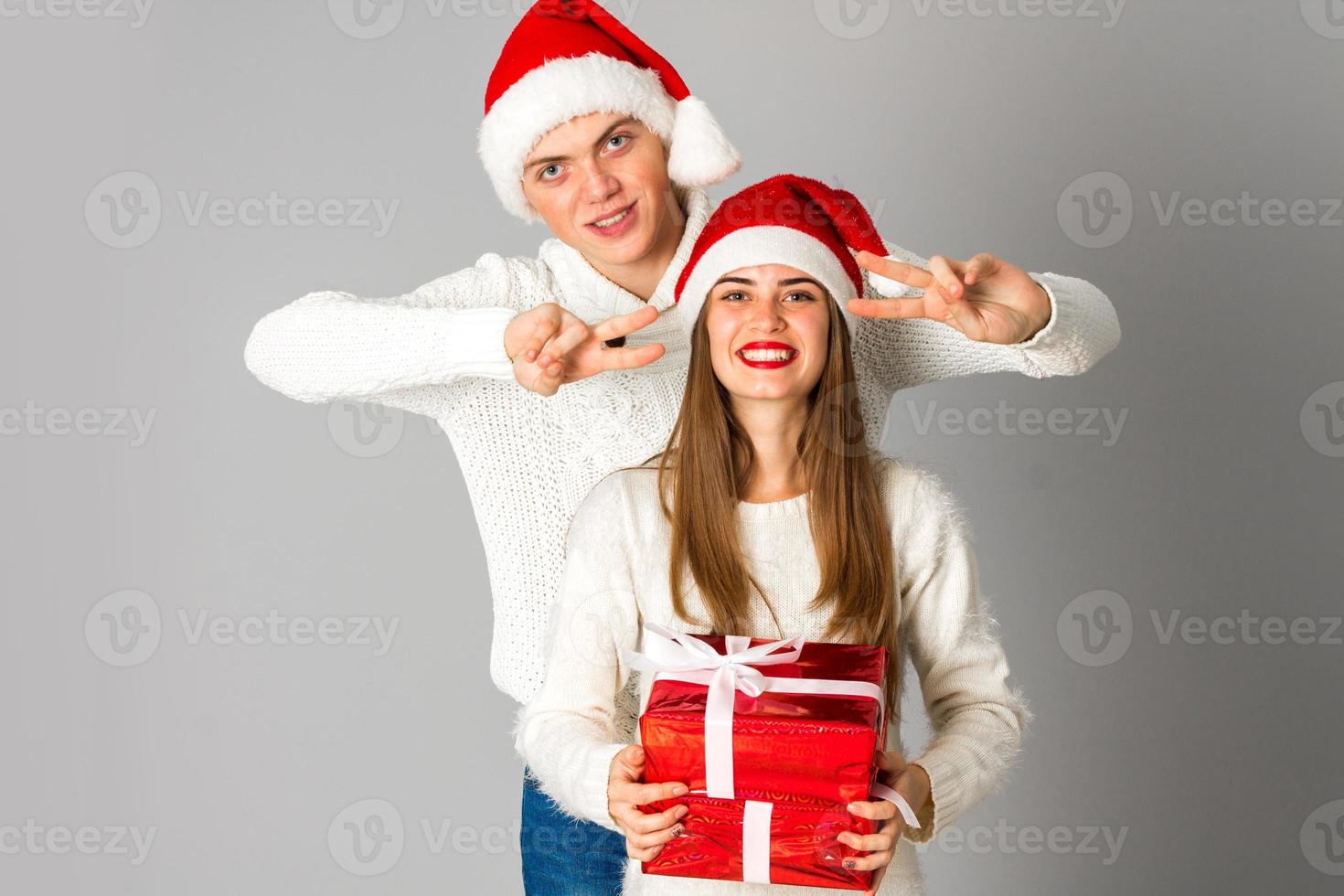 paar vieren Kerstmis met cadeaus foto