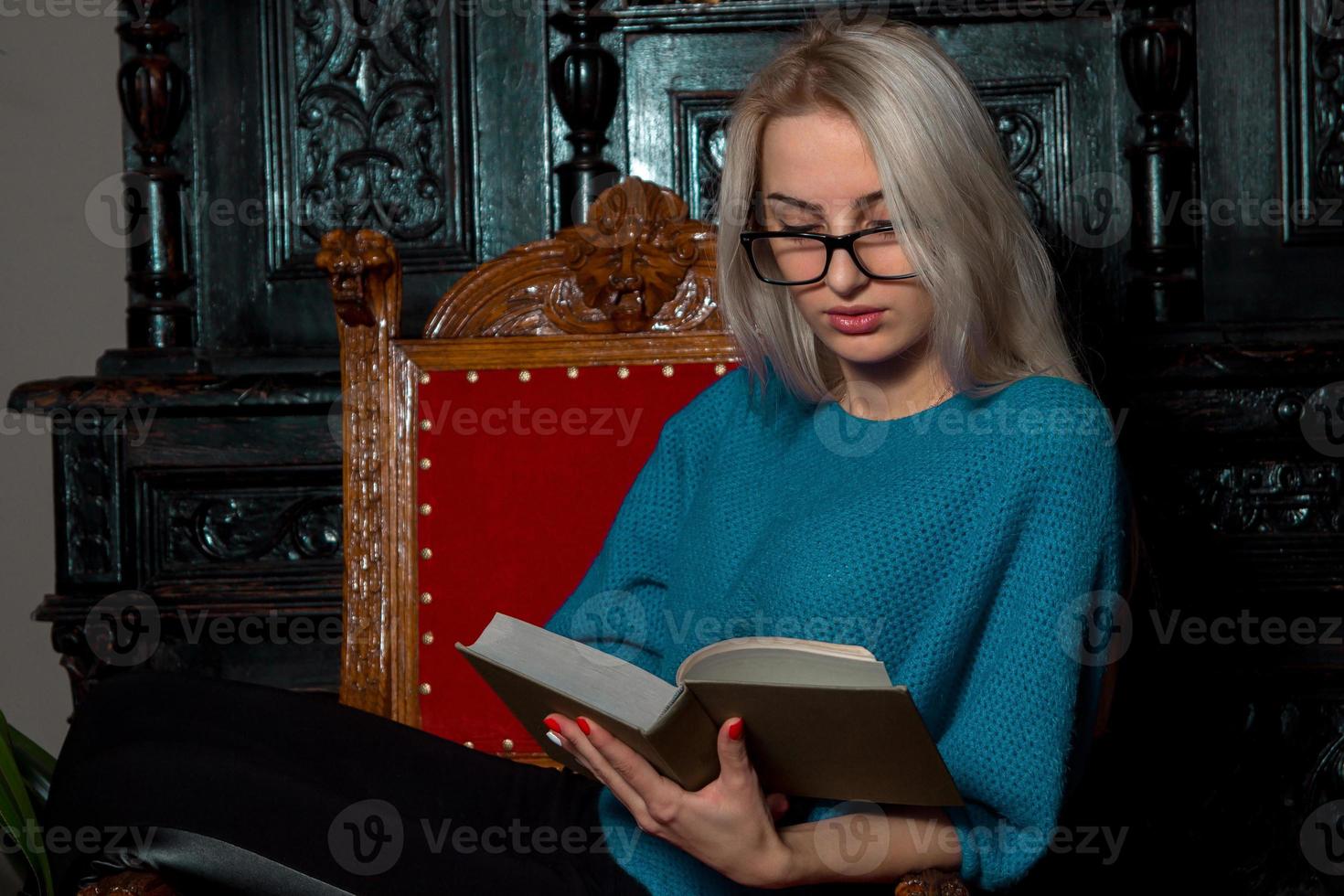 vrouw is lezing de boeken foto