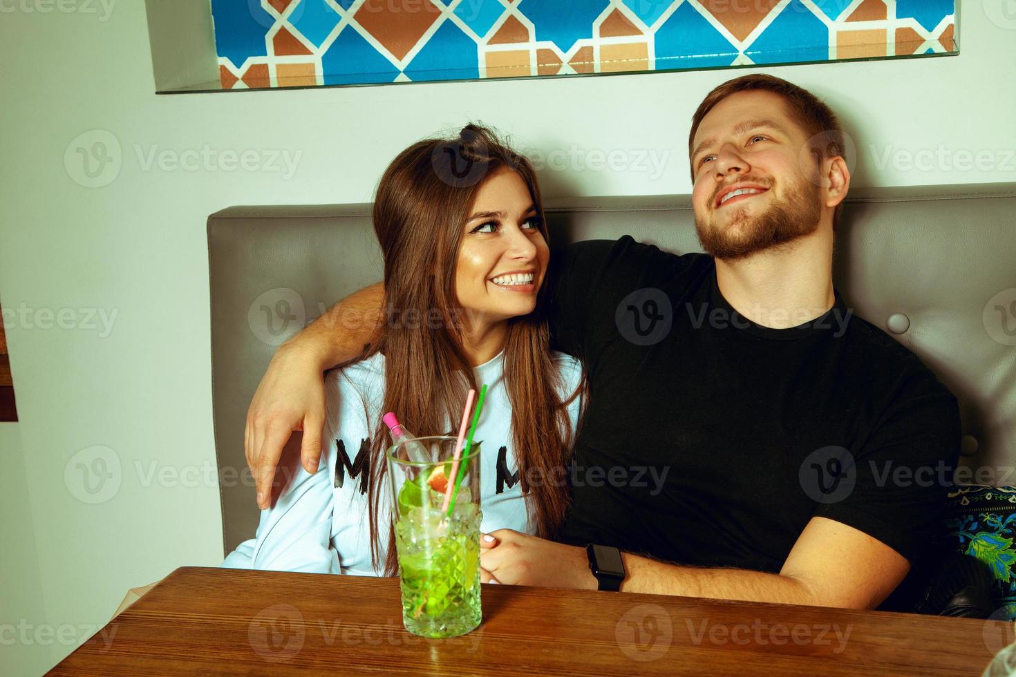 paar zittend Bij een tafel in een cafe foto