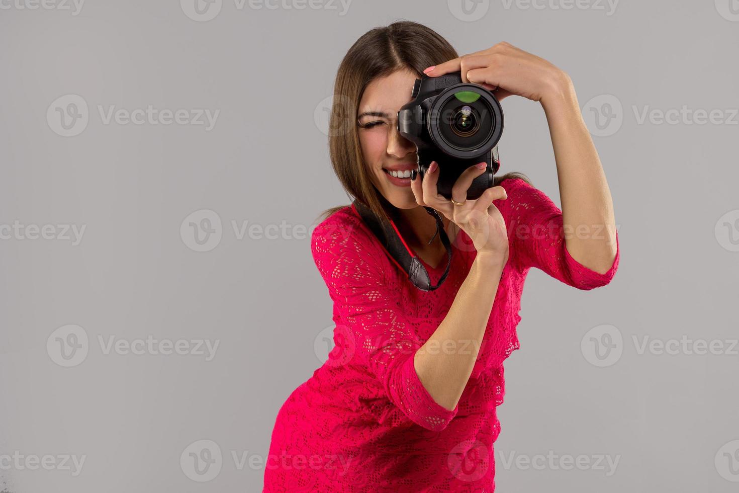 brunette vrouw met foto camera