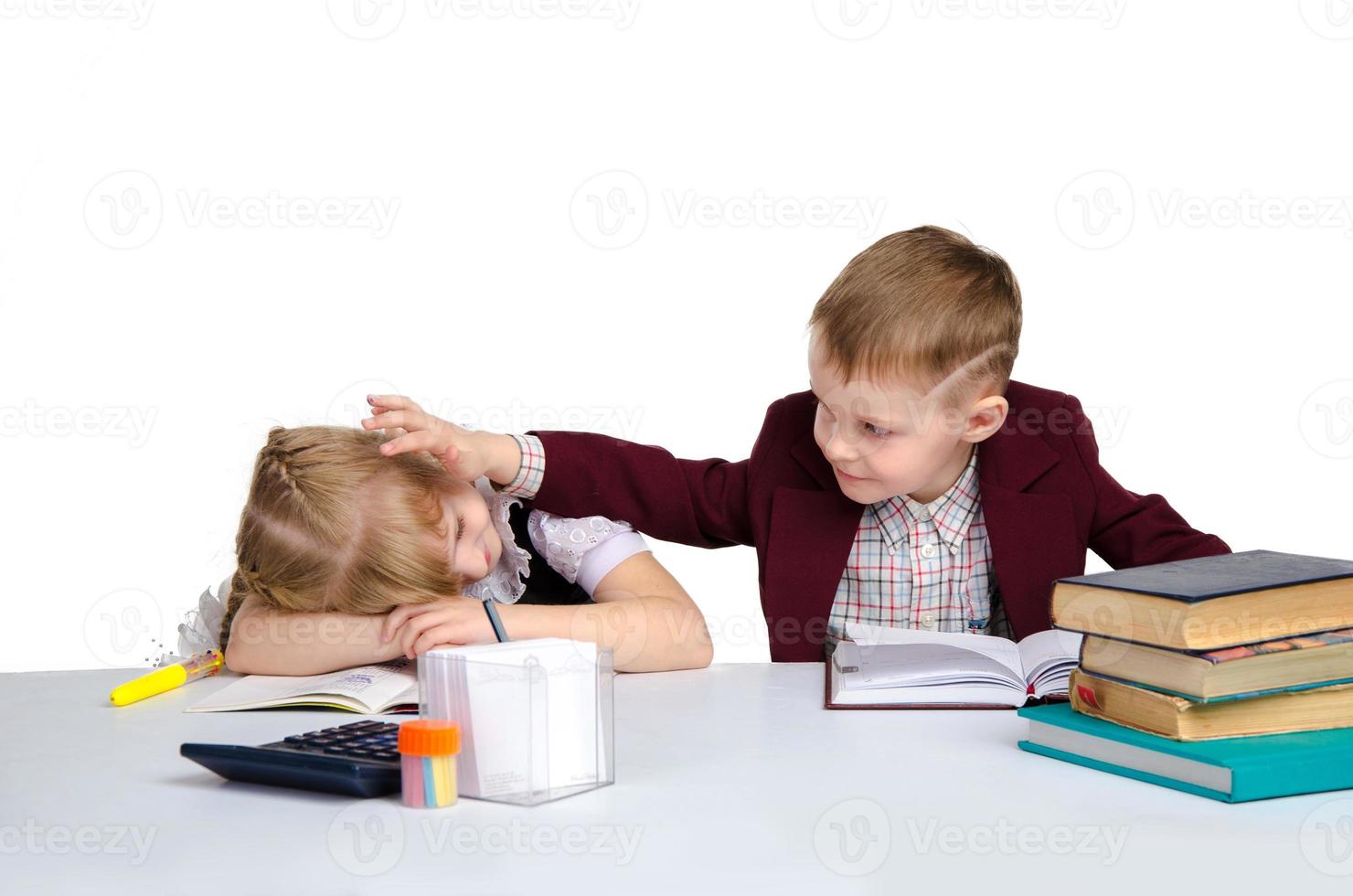 jong leerlingen in uniform aan het studeren foto