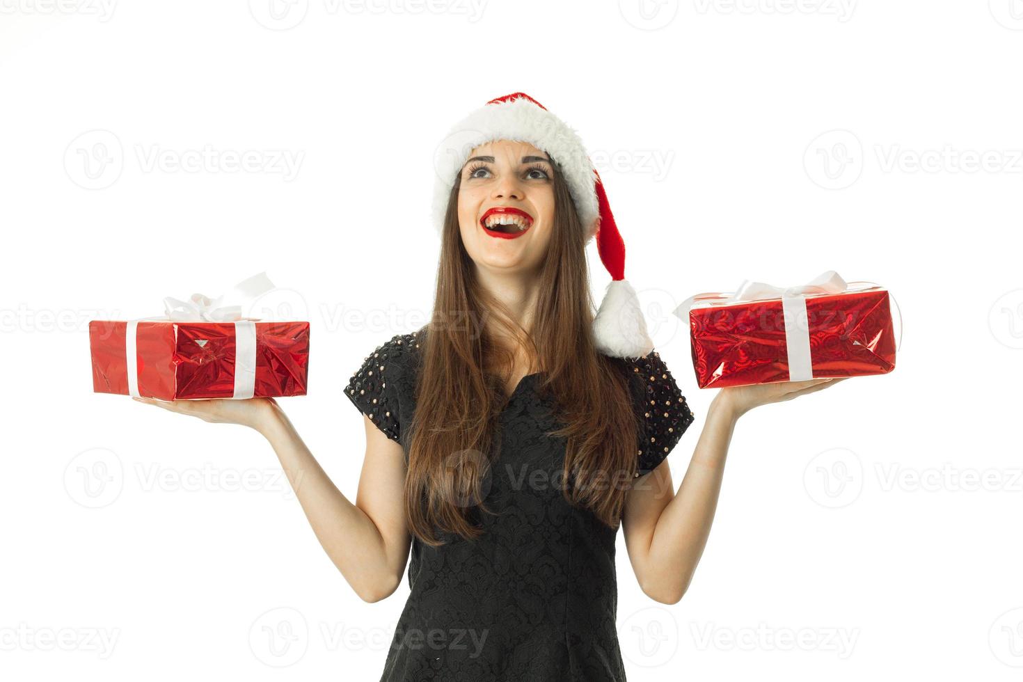 prachtig vrouw in de kerstman hoed glimlachen foto