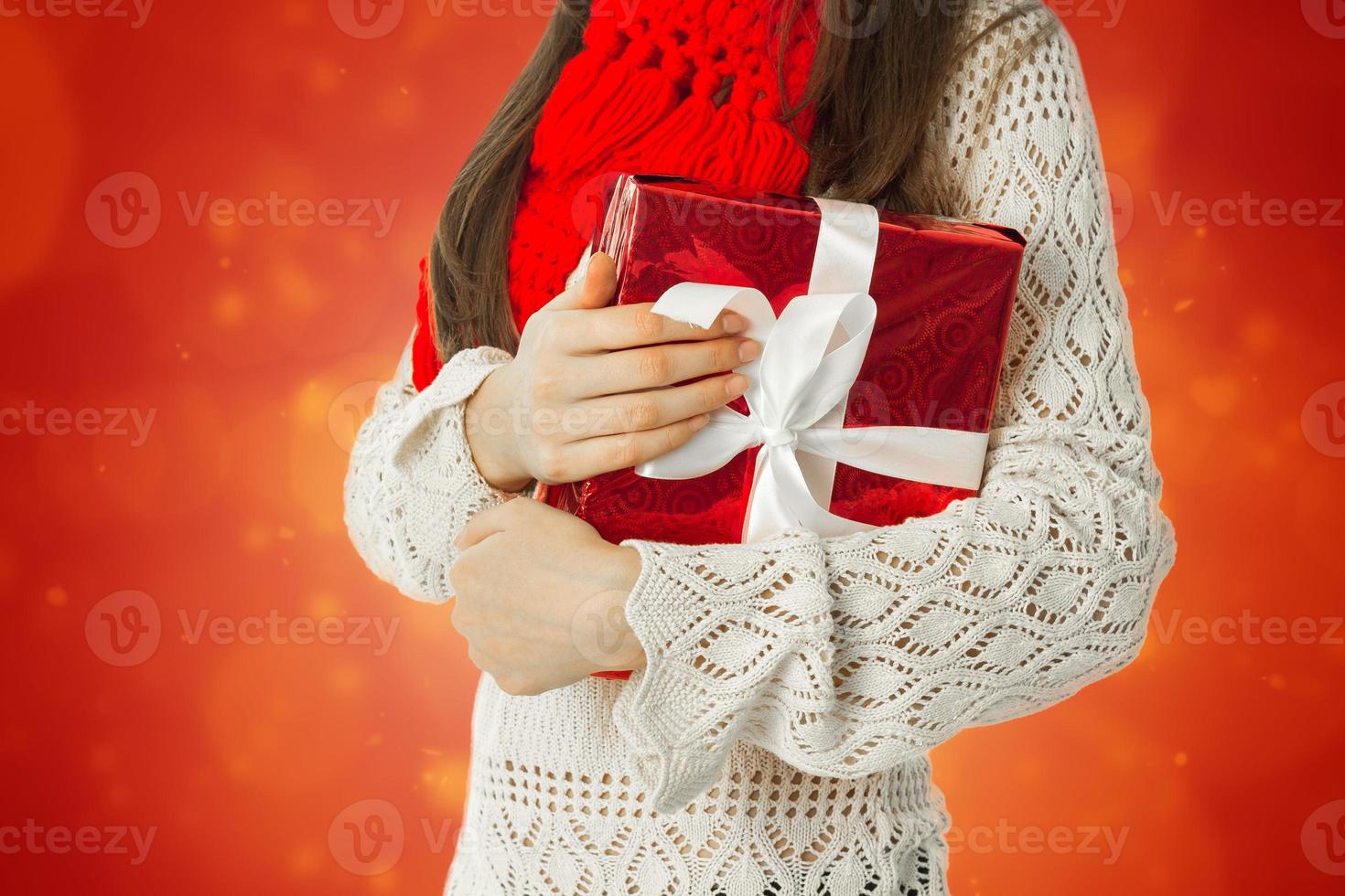 vrouw in warm trui en rood sjaal foto