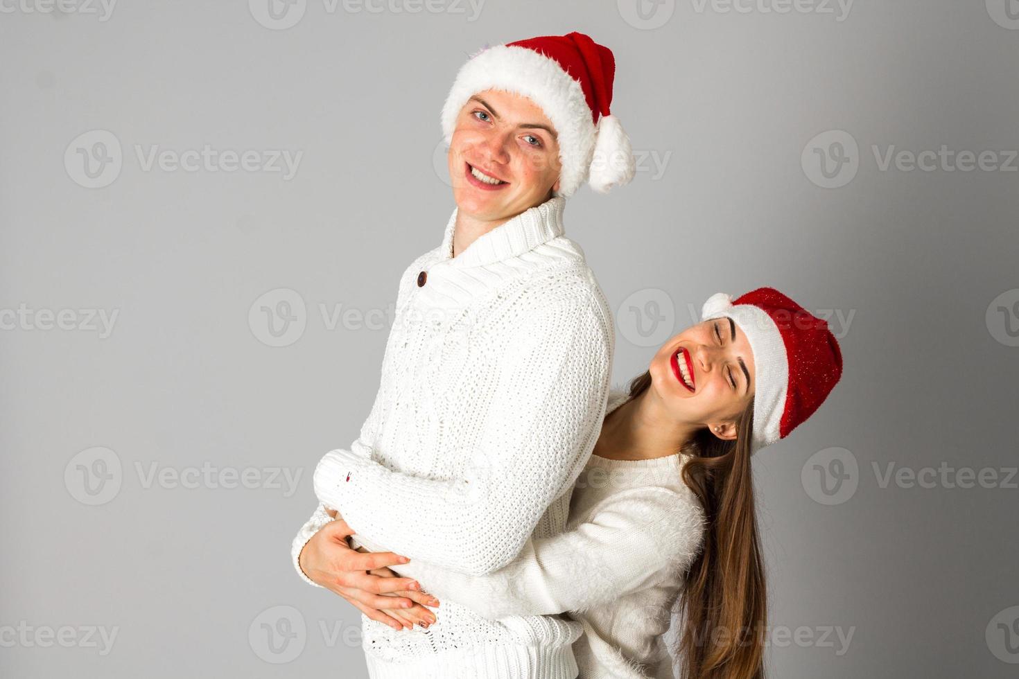 paar vieren Kerstmis in studio foto