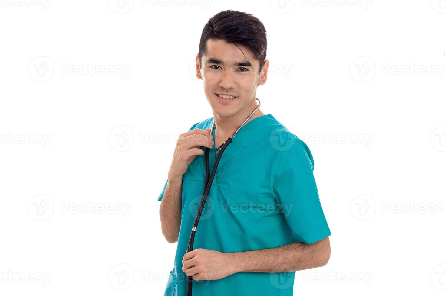 studio portret van vrolijk mannetje dokter in uniform poseren geïsoleerd Aan wit achtergrond foto