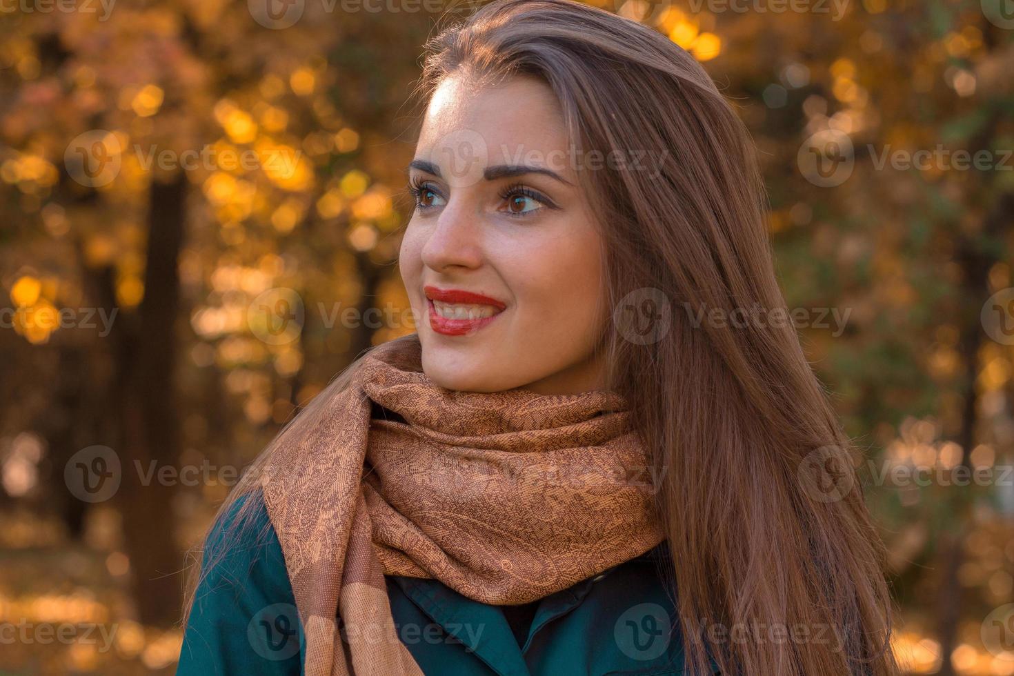 portret van een jong aantrekkelijk meisje met rood lippenstift en warm sjaal detailopname foto