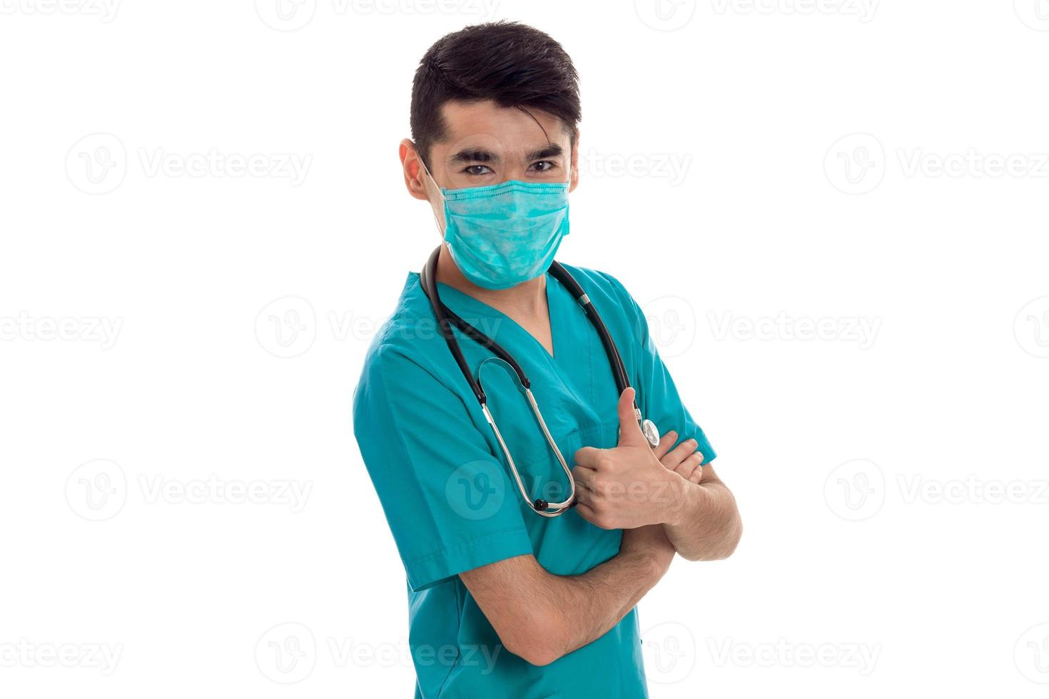 knap Mens dokter poseren in uniform en masker geïsoleerd Aan wit achtergrond in studio foto