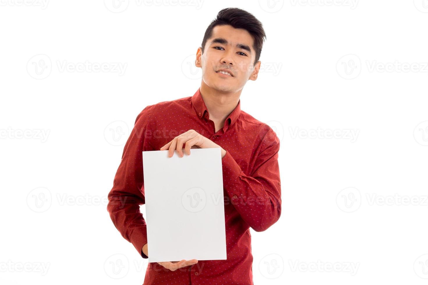 een jong vent in een rood overhemd Holding een aanplakbiljet detailopname geïsoleerd Aan wit achtergrond foto