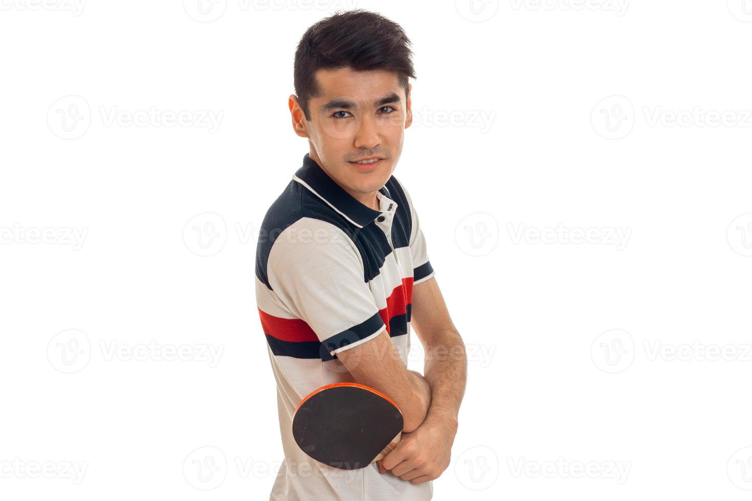 aantrekkelijk sportman beoefenen een tafel tennis met racket in handen en op zoek Bij de camera geïsoleerd Aan wit achtergrond foto