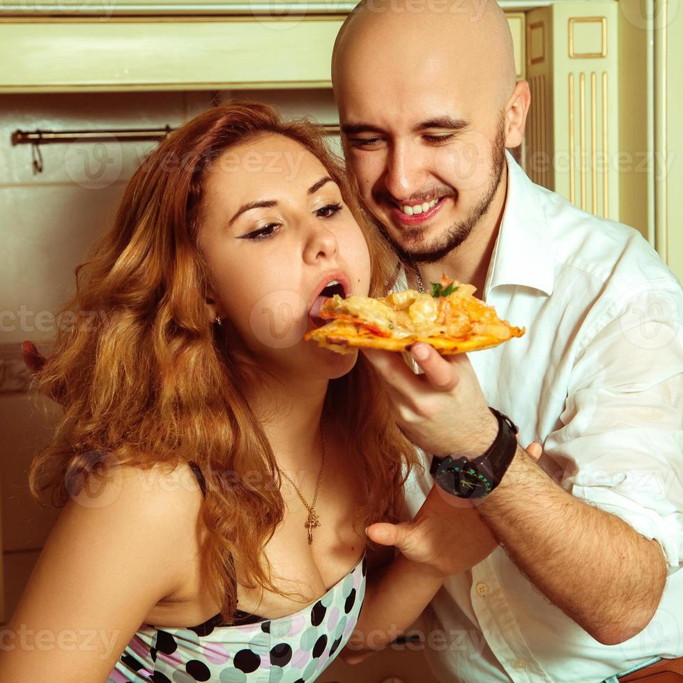 dichtbij omhoog portret van paar hebben pret met pizza foto