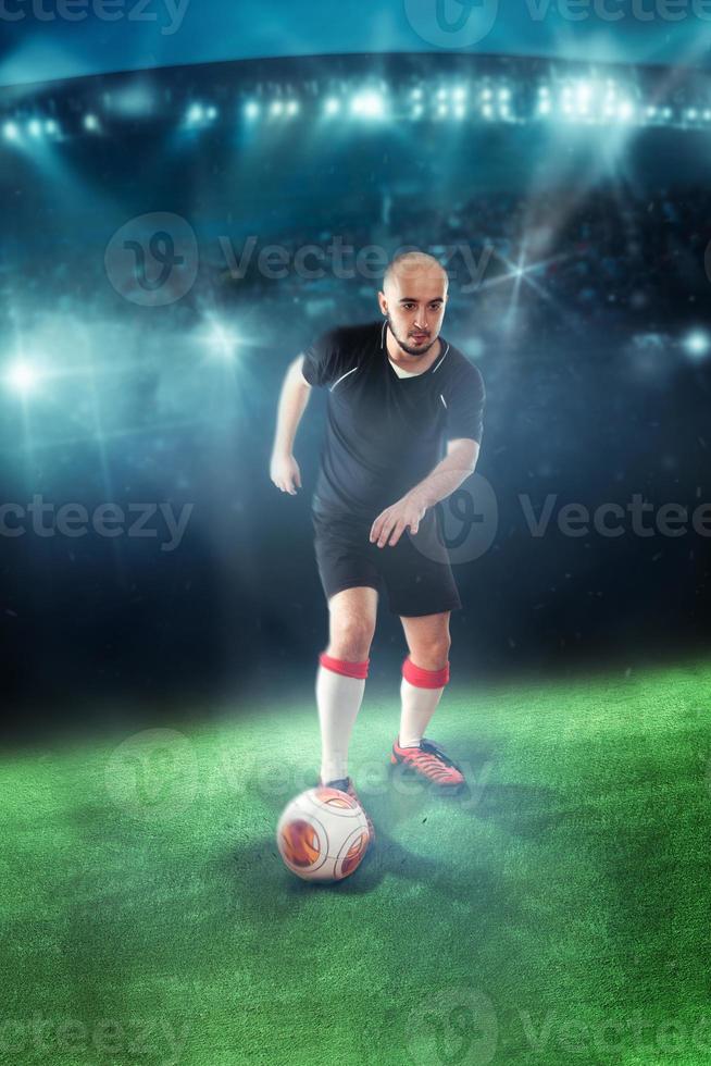 voetbal speler het schieten bal in de spel foto