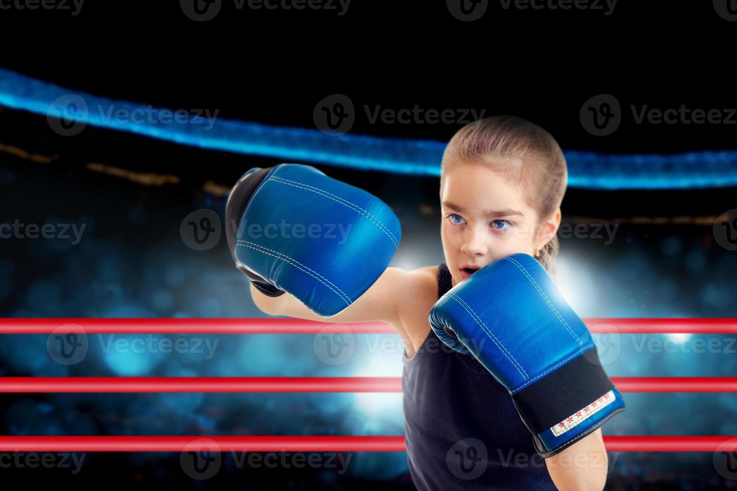 jong meisje in boksen ring foto