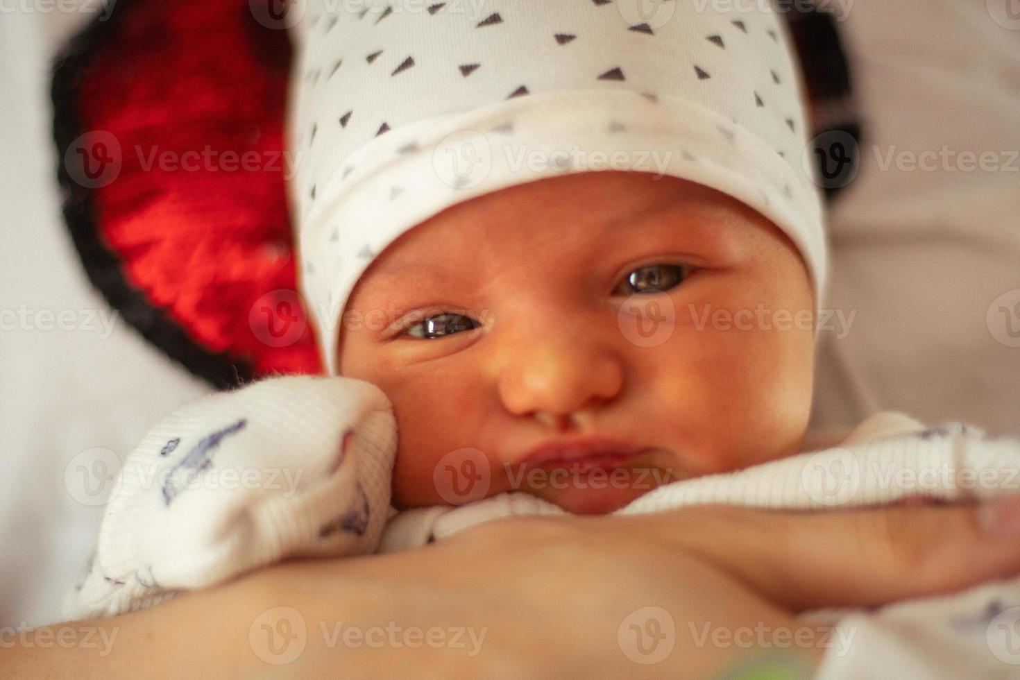 portret van een schattig pasgeboren meisje foto