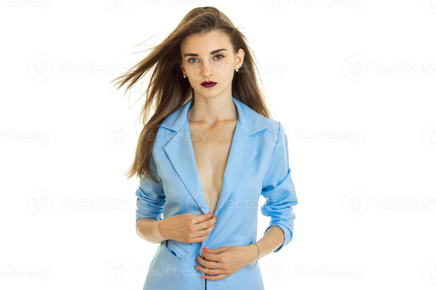sensueel portret van een jong meisje met donker lippenstift en helder jasje foto