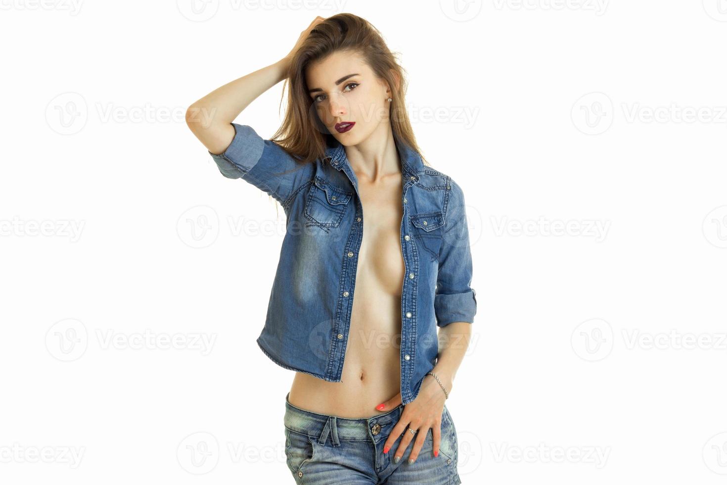 portret van een seksueel dame met met blote borsten onder denim overhemd foto