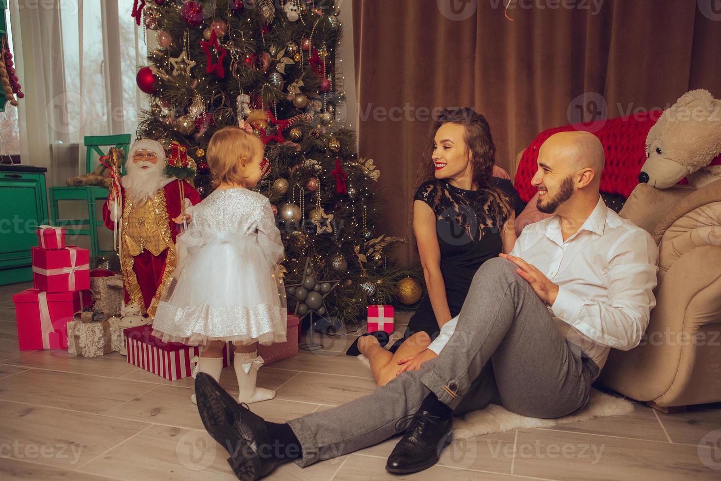 horizontaal foto van vrolijk familie met dochter vieren nieuw jaar en Kerstmis samen Bij huis
