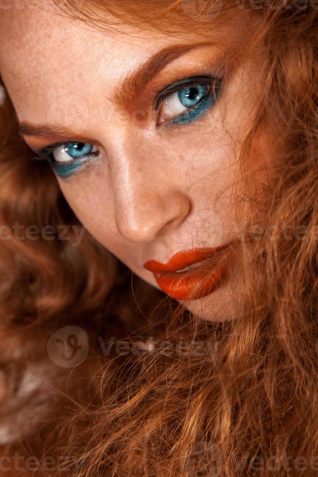 aantrekkelijk portret van vrouw met sproeten Aan huid en bruin haar- foto