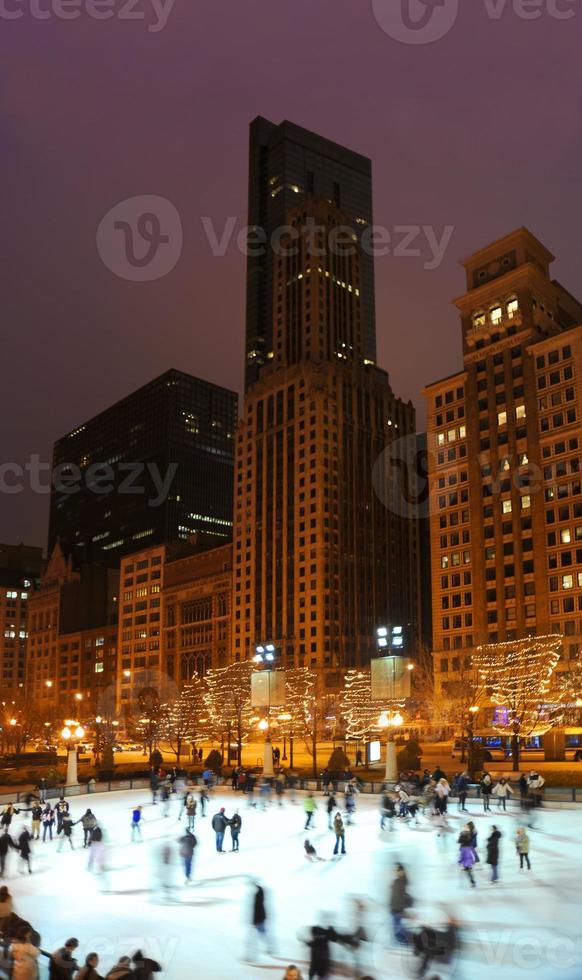 chicago winter stadsgezicht met ijs het schaatsen en vakantie lichten. foto