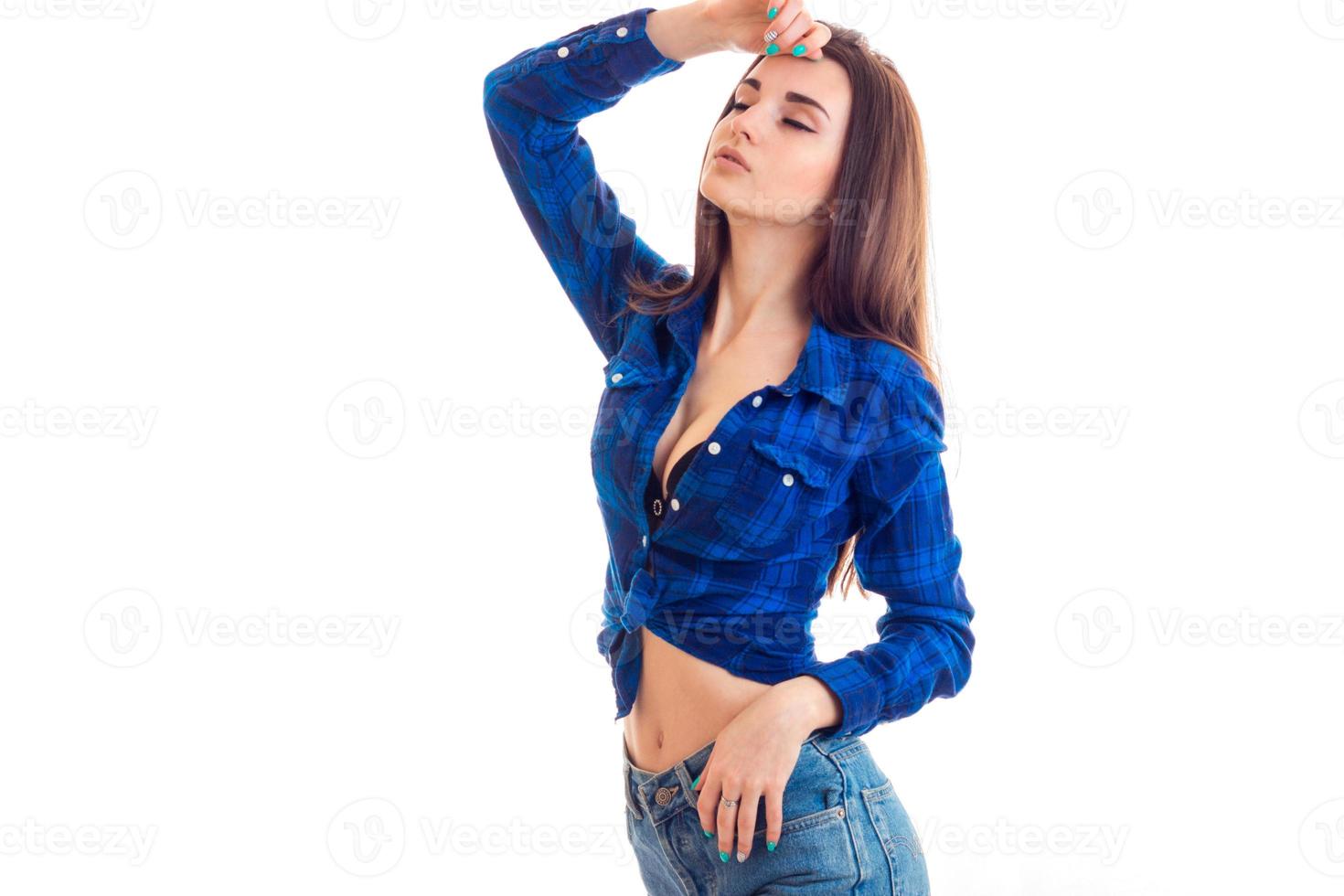 sensueel jong brunette dame in blauw t-shirt en jeans shorts foto