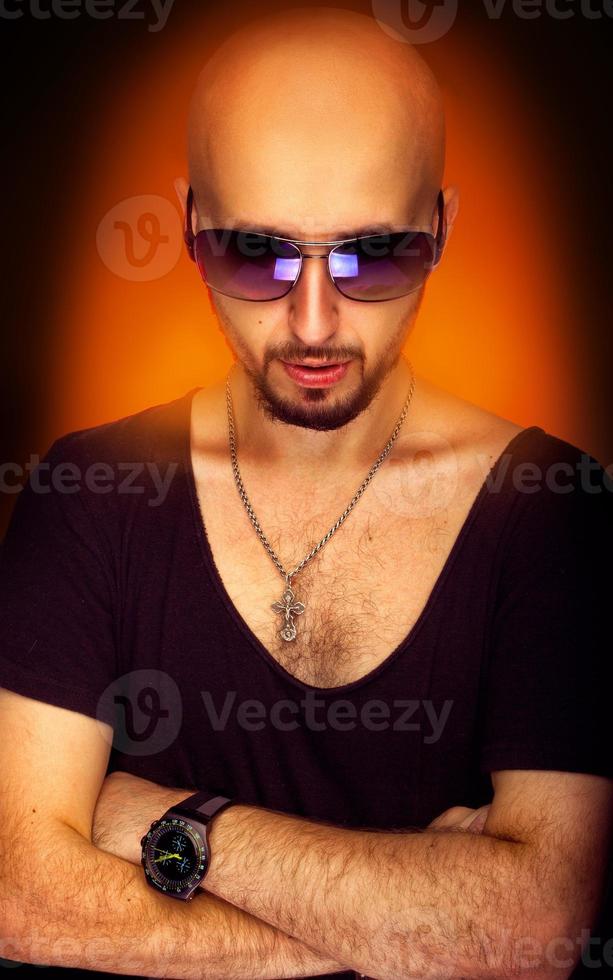 portret van sterk Kaukasisch Mens met baard en zonnebril foto