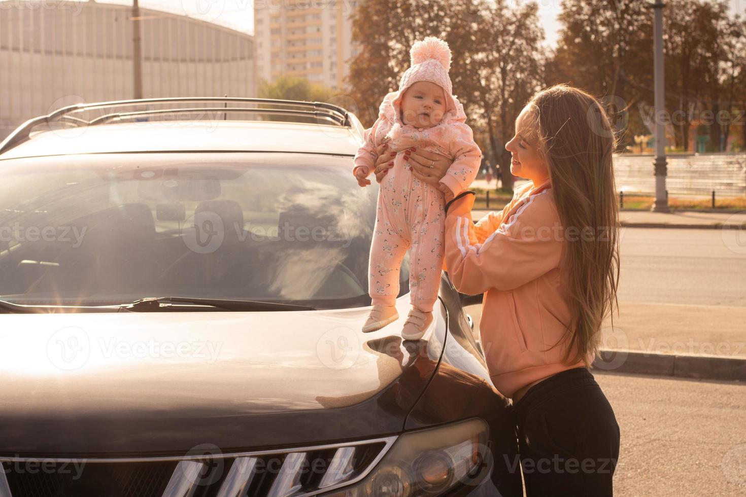 schattig jong moeder met haar weinig baby meisje foto