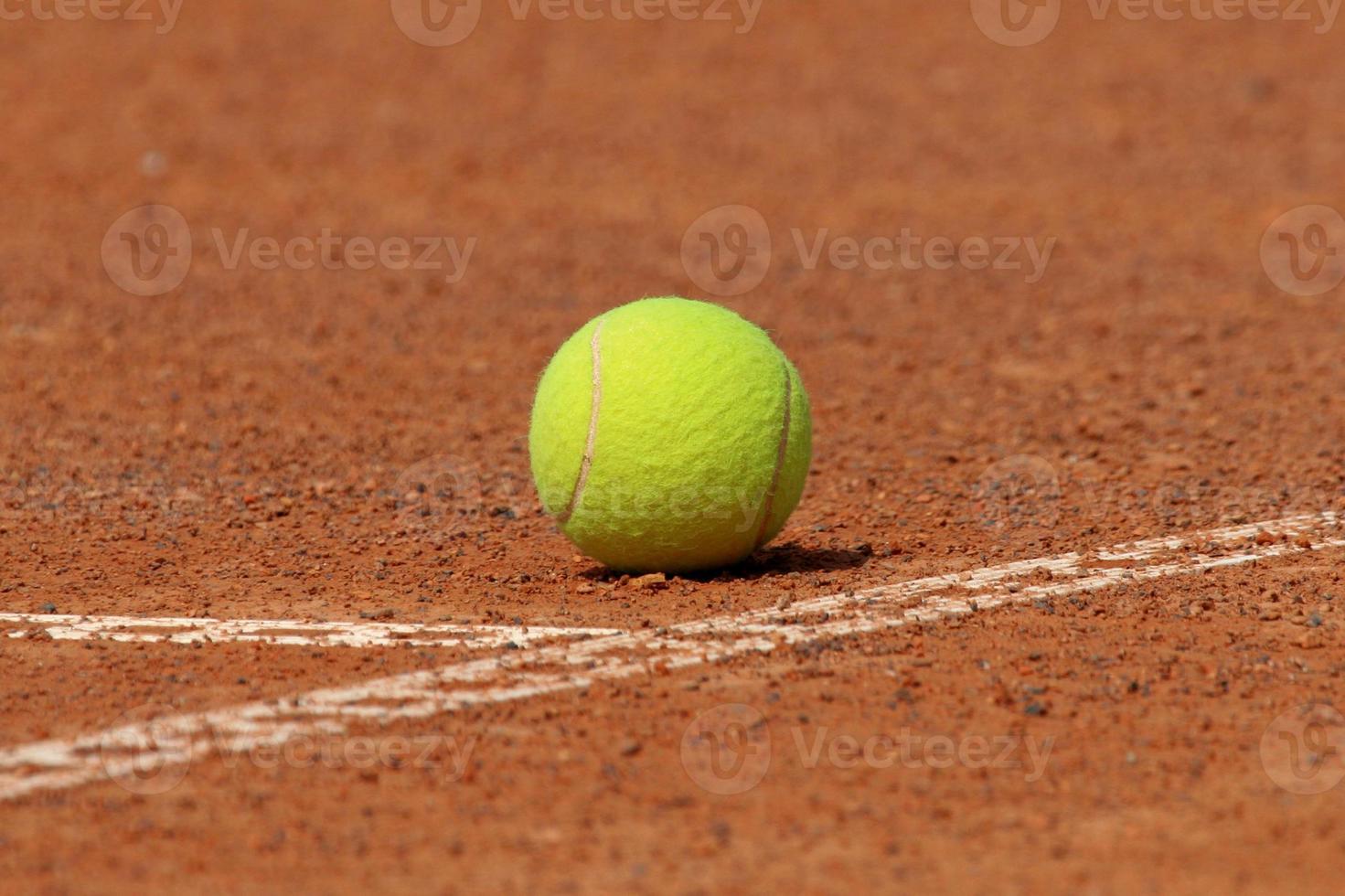 tennis bal Aan de grond foto