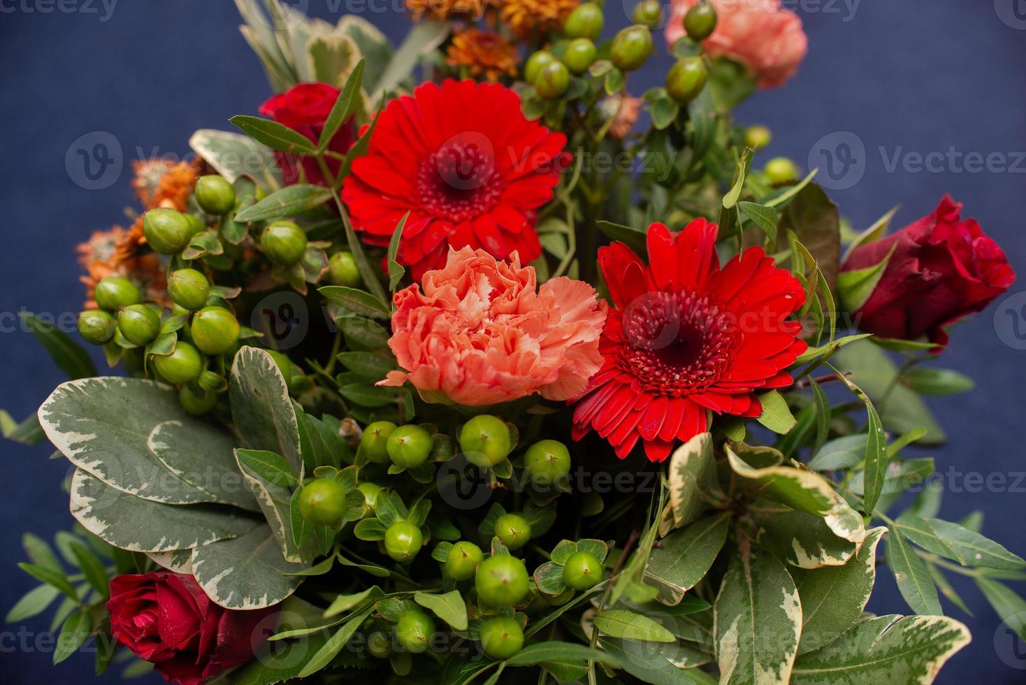 bloem boeket floristisch van rood gerbera's, anjers en groen foto