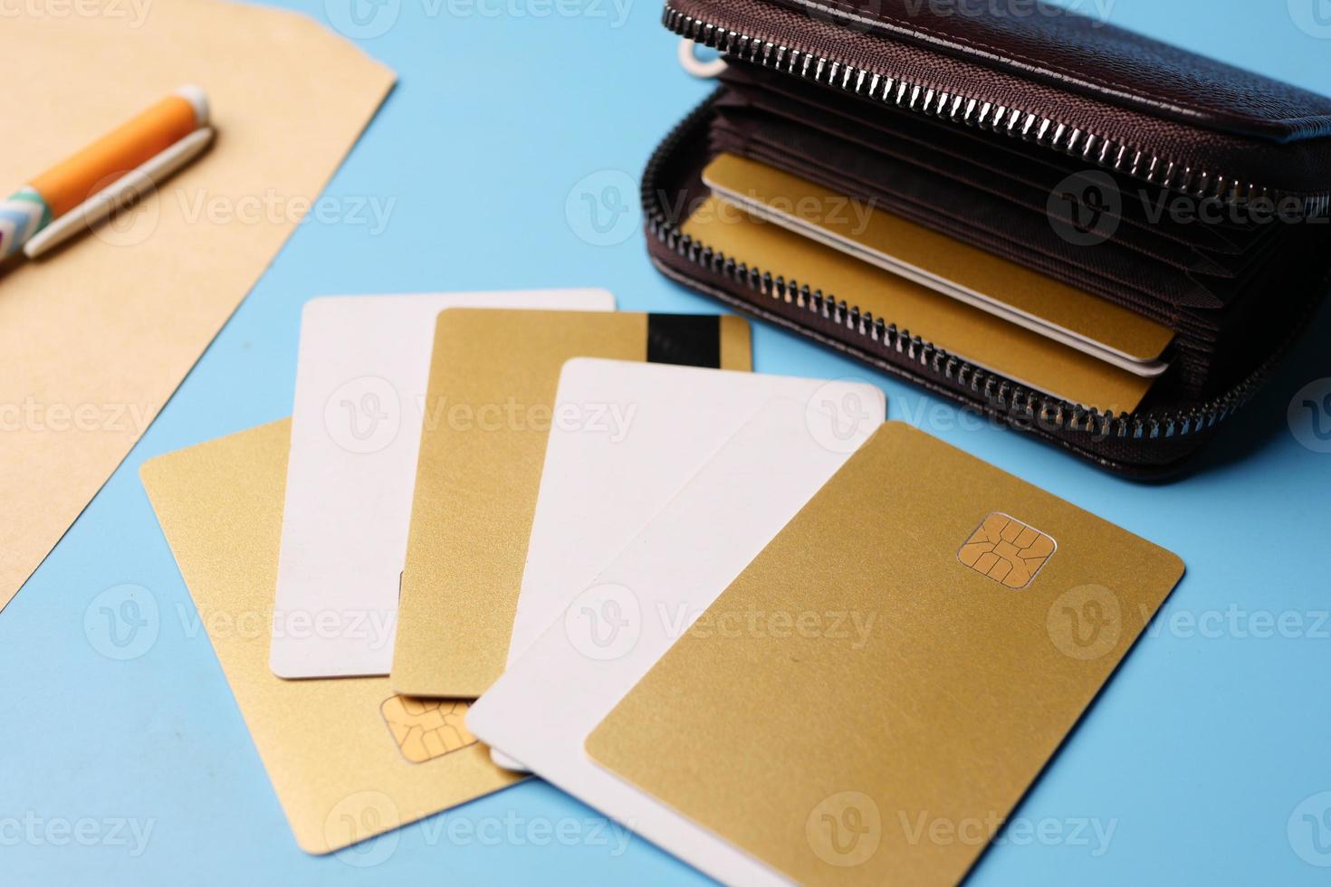 close-up van creditcards in een portemonnee op houten achtergrond foto