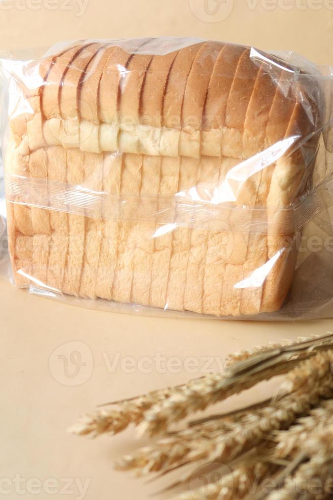 brood in plastic pakket Aan tafel foto