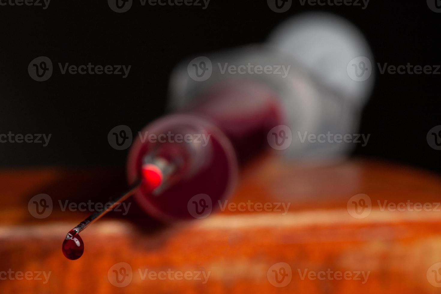 de vaccinatie injectiespuit is gevulde met bloed, Daar is een laten vallen Aan de naald. foto