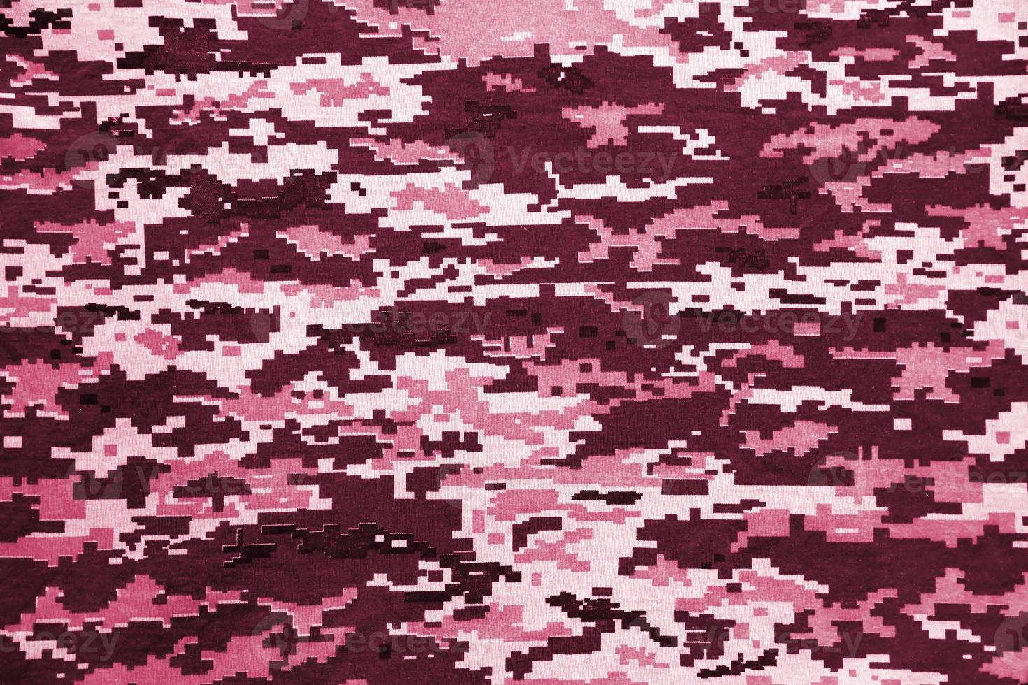 kleding stof met structuur van oekraïens leger korrelig camouflage. kleding met camo patroon in grijs, bruin en groen pixel vormen. beeld afgezwakt in viva magenta, kleur van de jaar foto