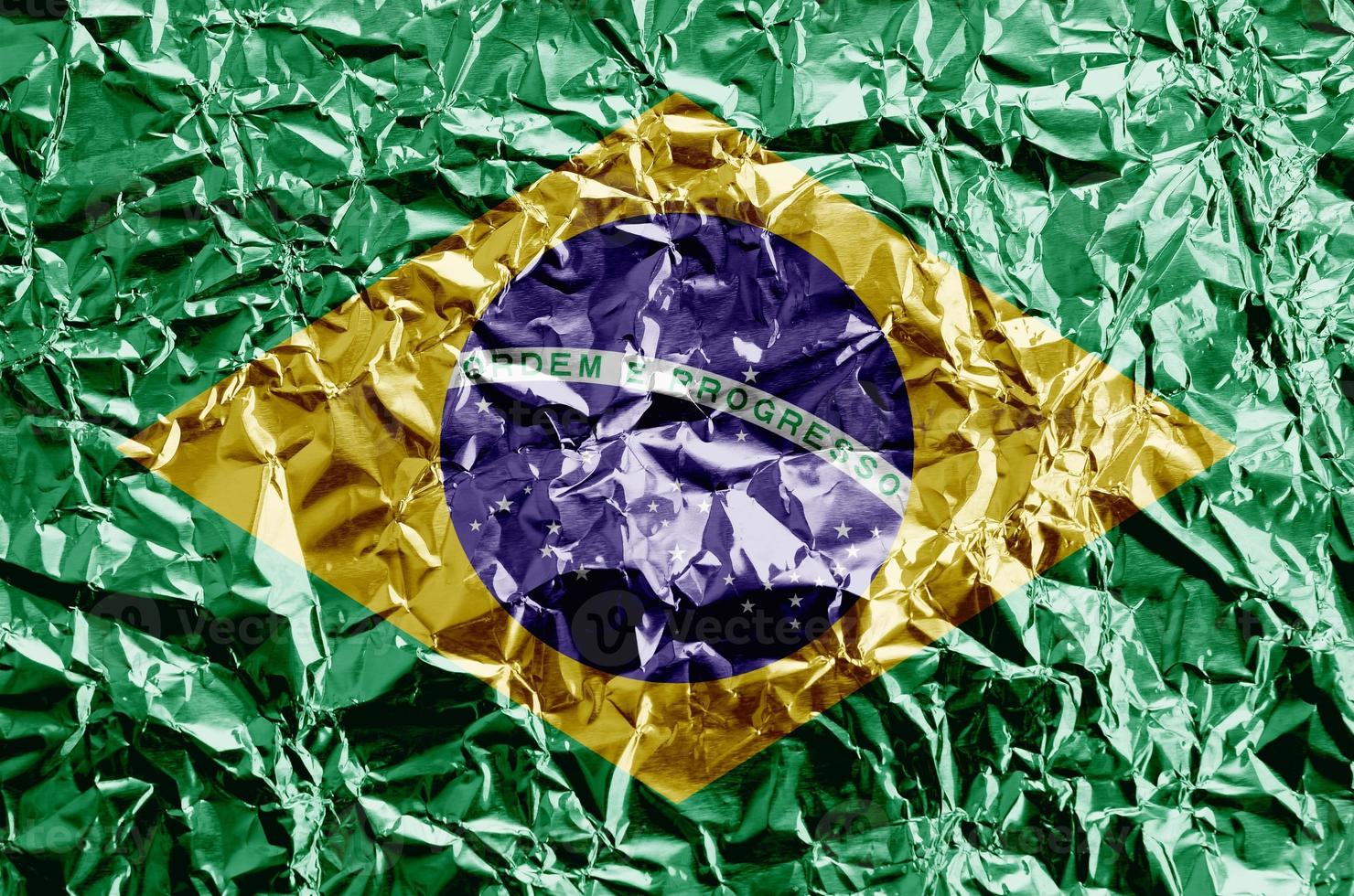 Brazilië vlag afgebeeld in verf kleuren Aan glimmend verfrommeld aluminium folie detailopname. getextureerde banier Aan ruw achtergrond foto