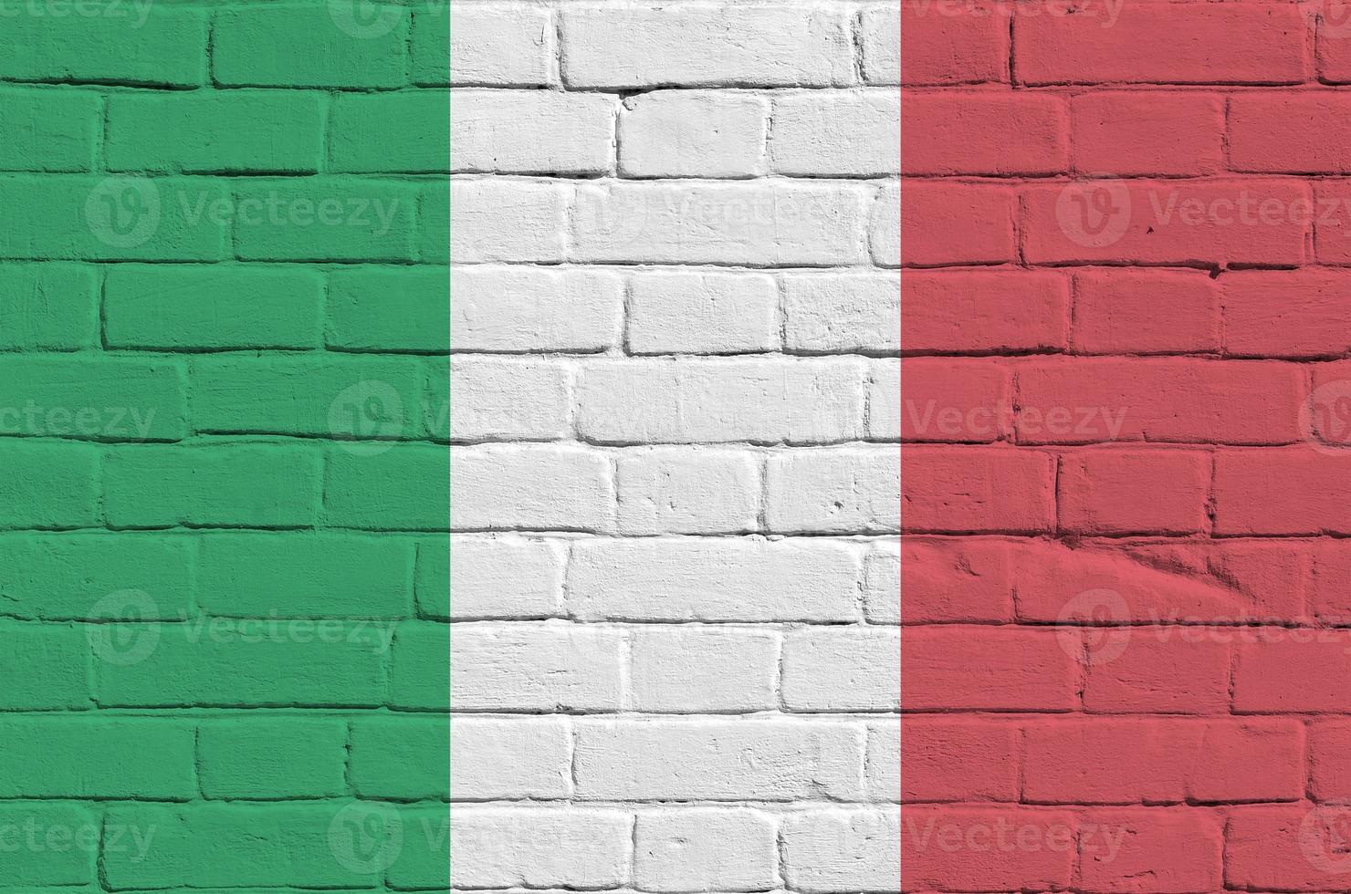 Italië vlag afgebeeld in verf kleuren Aan oud steen muur. getextureerde banier Aan groot steen muur metselwerk achtergrond foto