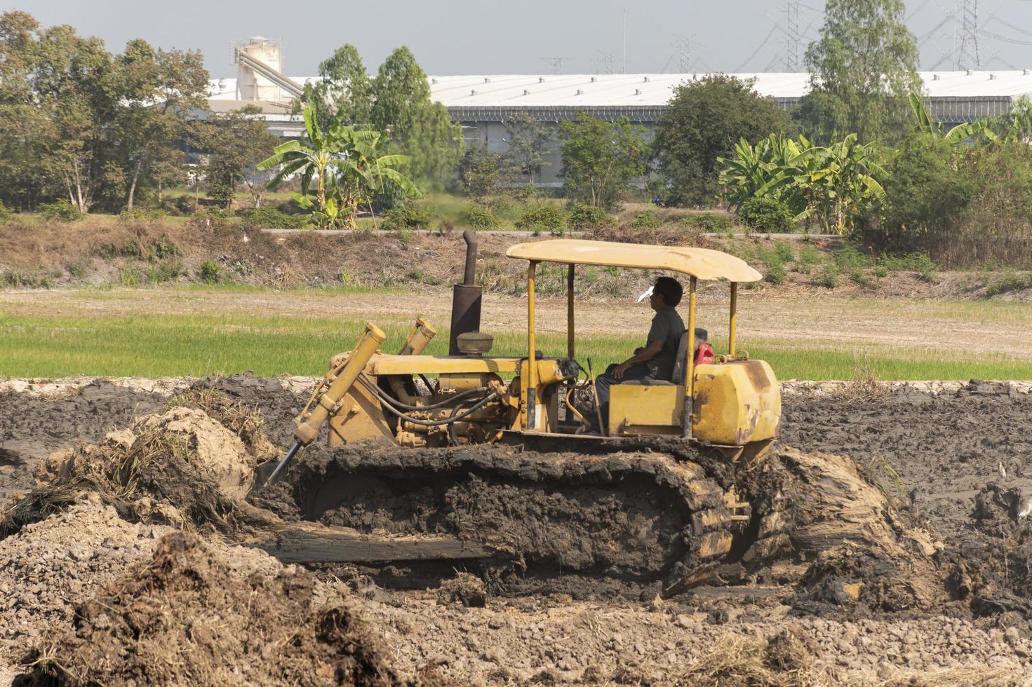 backhoe zijn graven in de bouw plaats foto