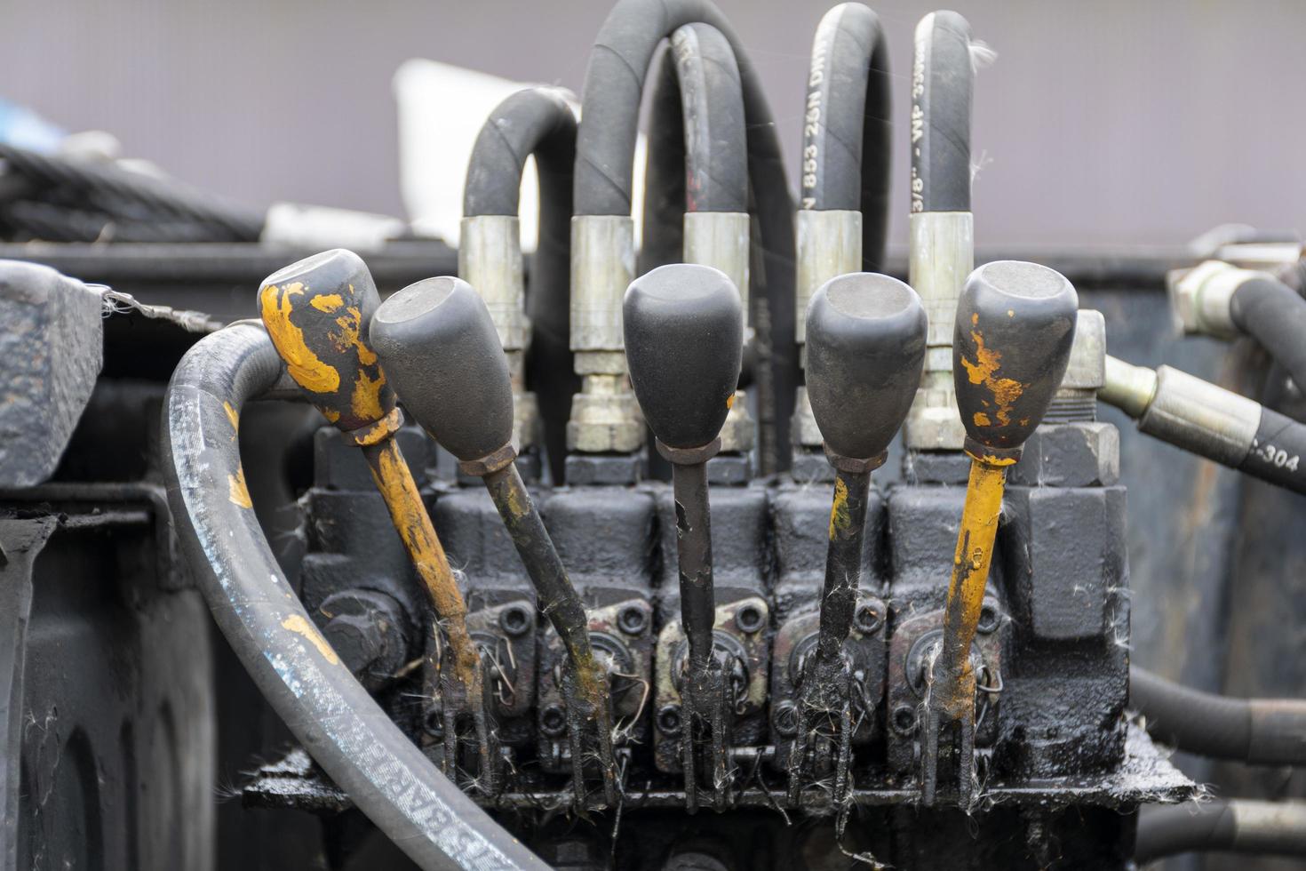 hydraulisch controle hendels Aan bouw machines. kraan controle hefboom paneel. foto