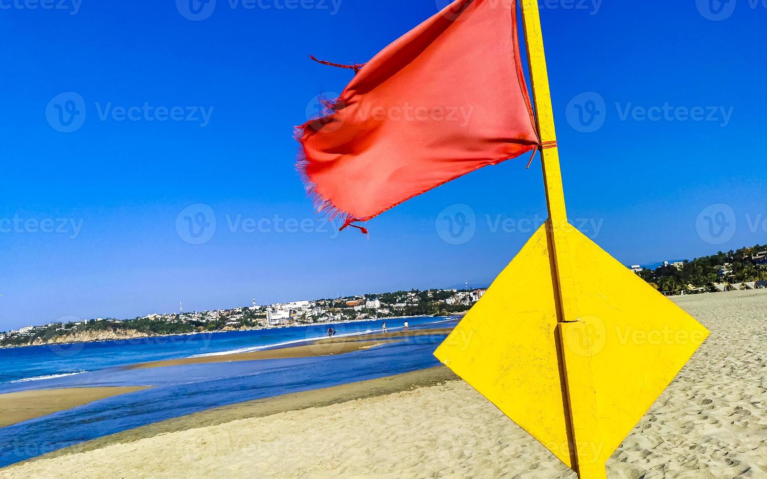 rood vlag zwemmen verboden hoog golven in puerto escondido Mexico. foto