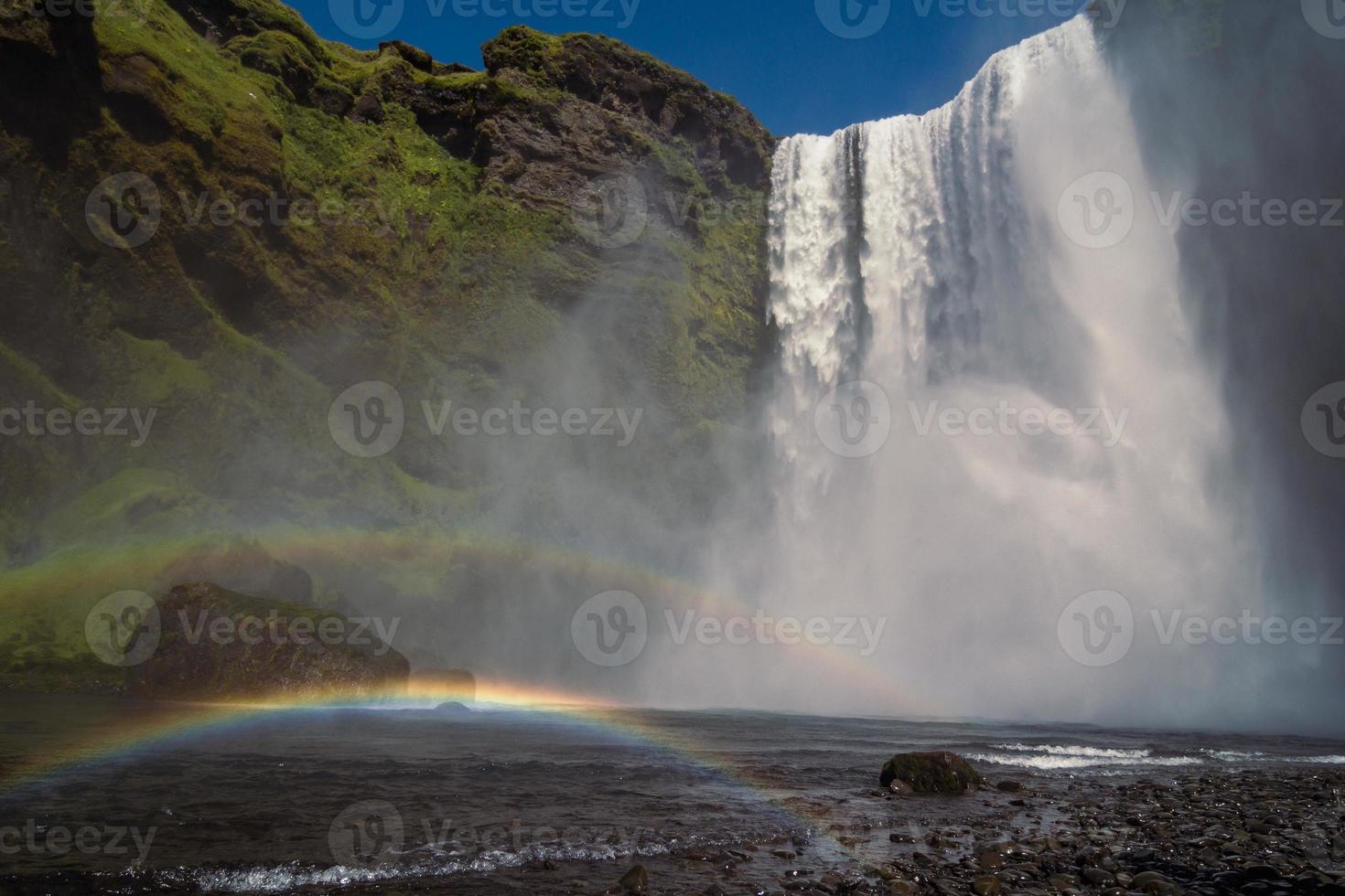regenboog in de buurt groot waterval landschap foto