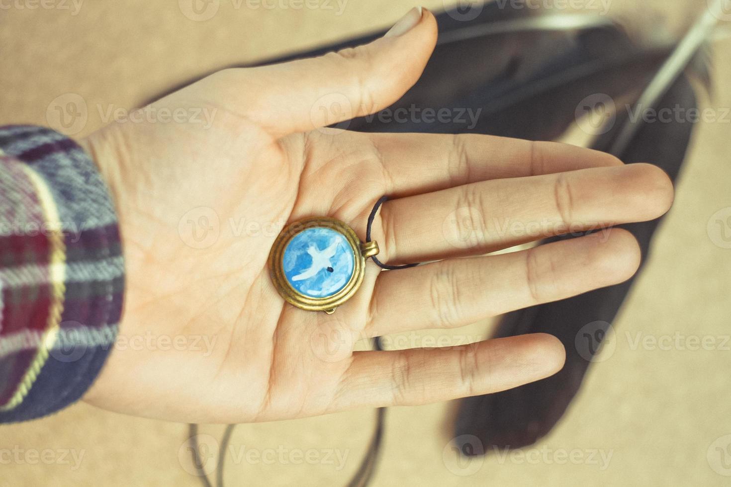 dichtbij omhoog vrouw Holding hanger met zeemeeuw concept foto