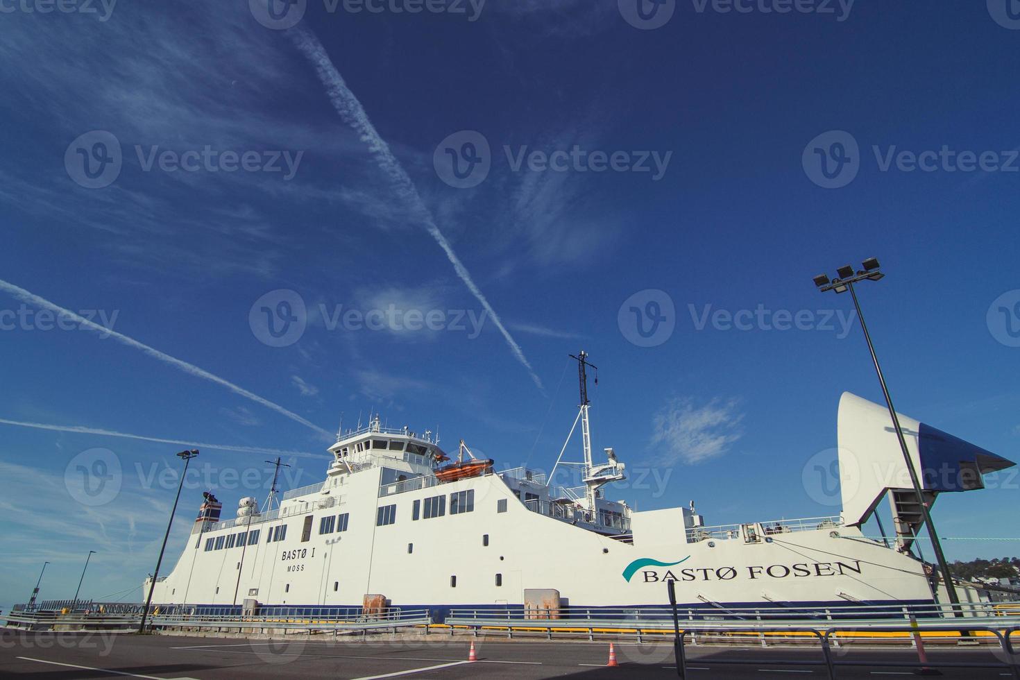 auto's draag- schip in haven landschap foto