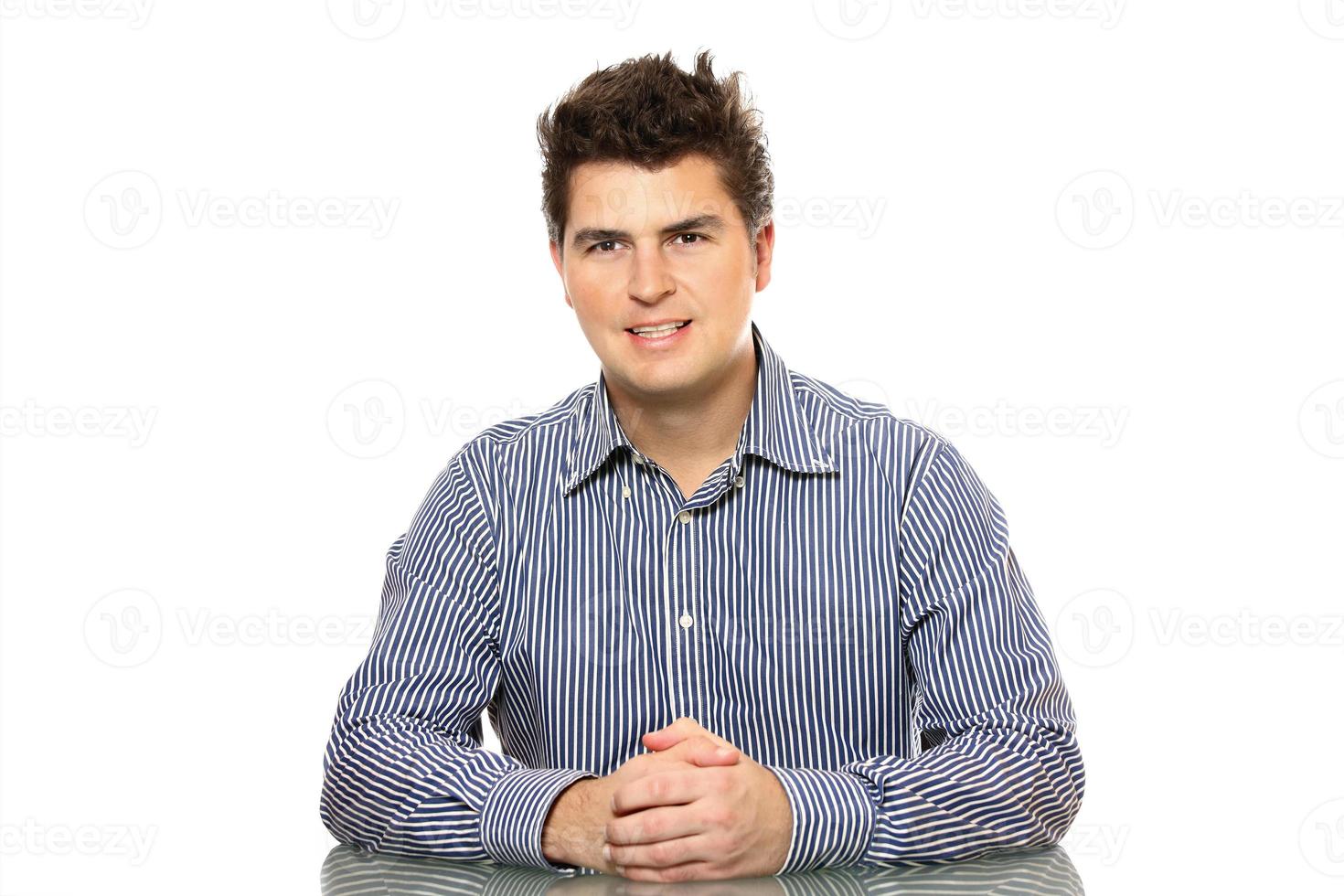 jong zakenman met lang mouw overhemd foto