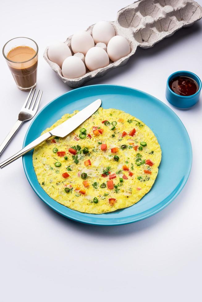 Indisch gekruid masala omelet gevulde met vers groente, gezond maaltijd foto