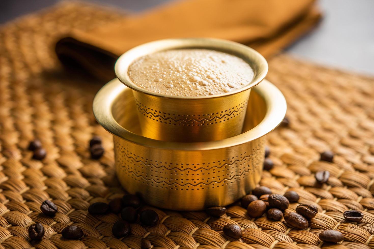 zuiden Indisch filter koffie geserveerd in een traditioneel messing of roestvrij staal kop foto