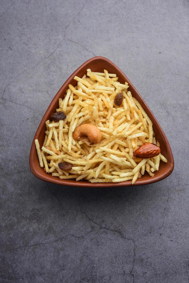 Indisch stijl diep gebakken snacks falahari chivda, kauwen - chivda of mengsel namkeen met droog fruit foto