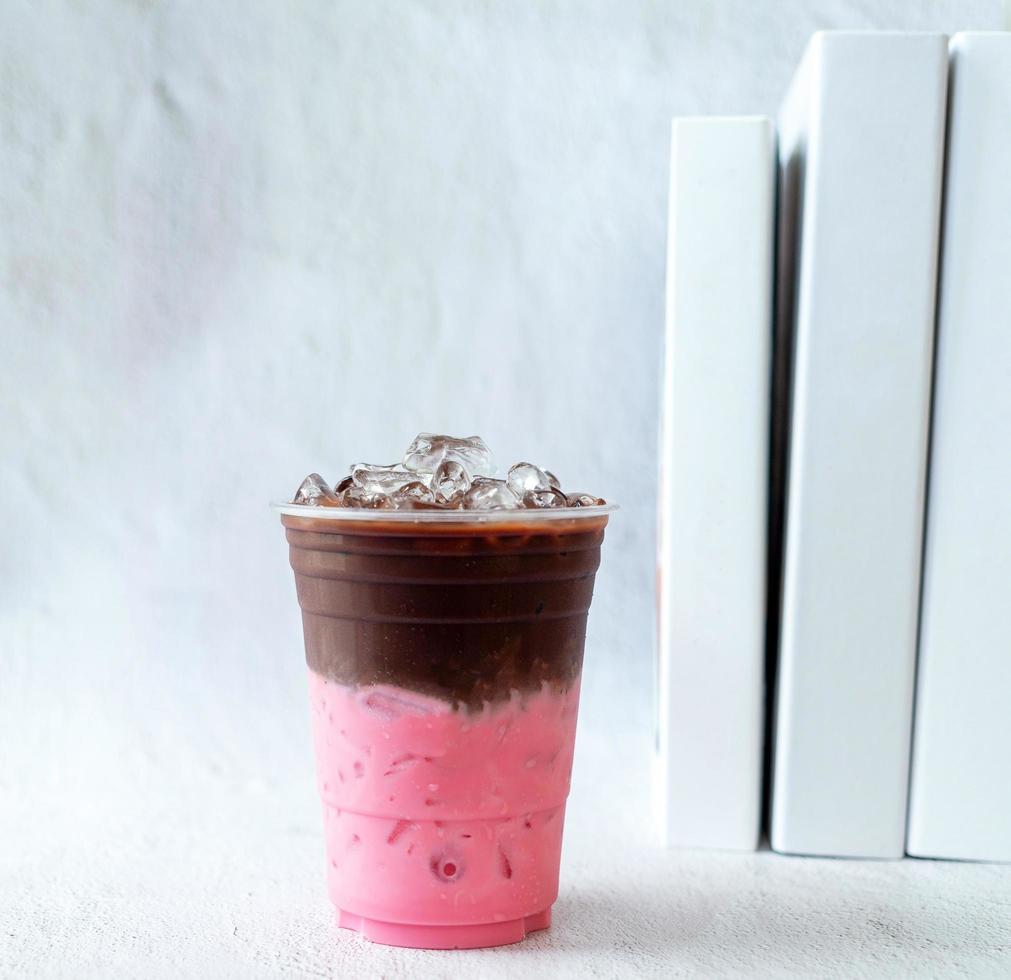 Product verkoudheid drinken menu van vlot gemengd cacao chocola aardbei drankjes in een plastic glas. foto