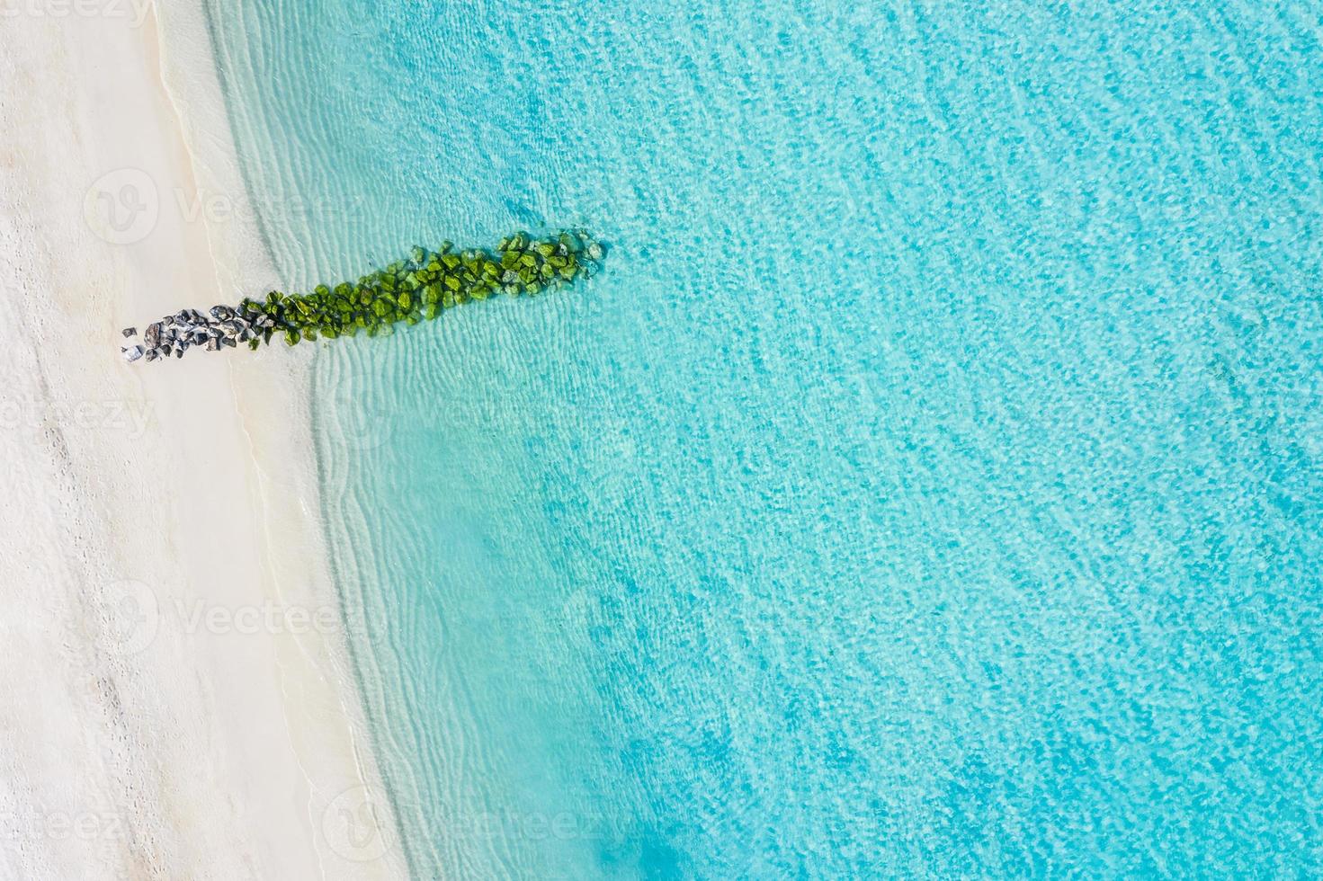 zand strand antenne, top visie van een mooi zanderig strand antenne kust met de blauw golven rollend in exotisch oever, rotsen met mos golfbreker. tropisch landschap foto